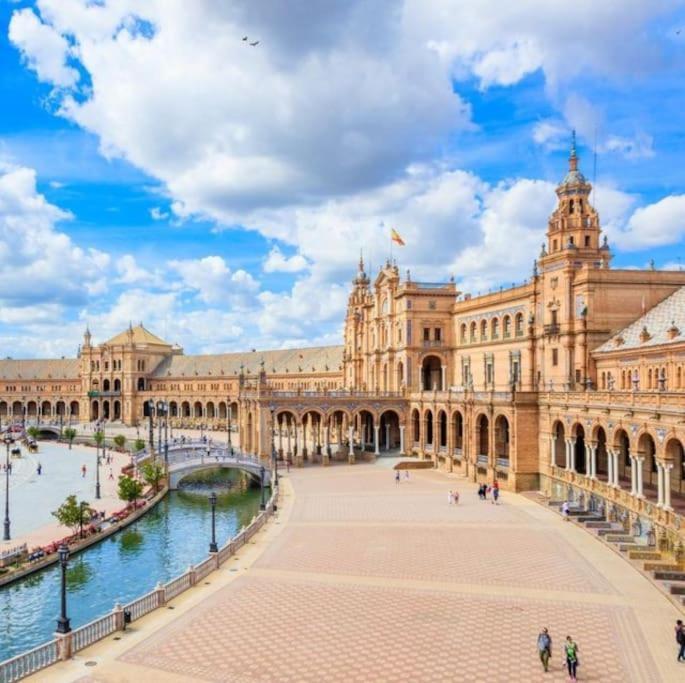 Piso Con Patio Privado Y Parking Nervion Sevilla Ngoại thất bức ảnh