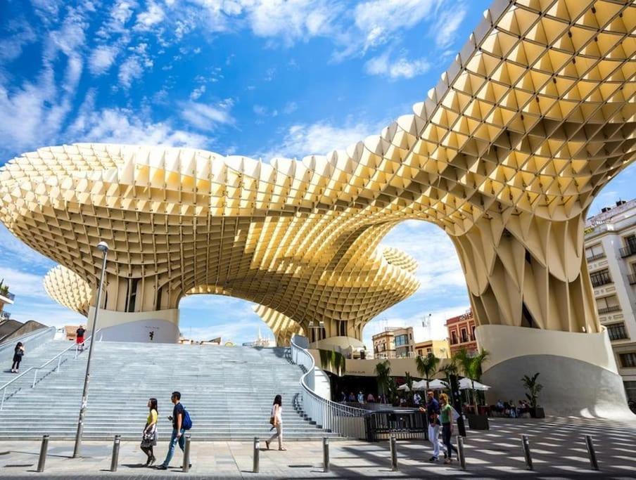 Piso Con Patio Privado Y Parking Nervion Sevilla Ngoại thất bức ảnh