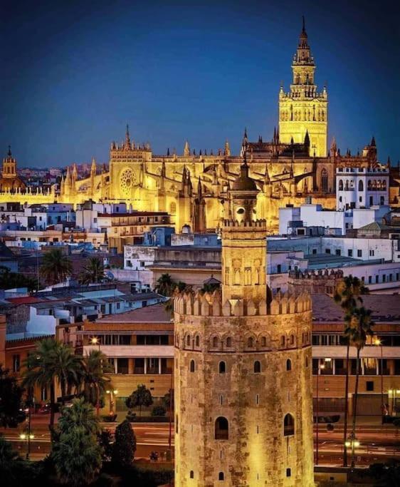 Piso Con Patio Privado Y Parking Nervion Sevilla Ngoại thất bức ảnh
