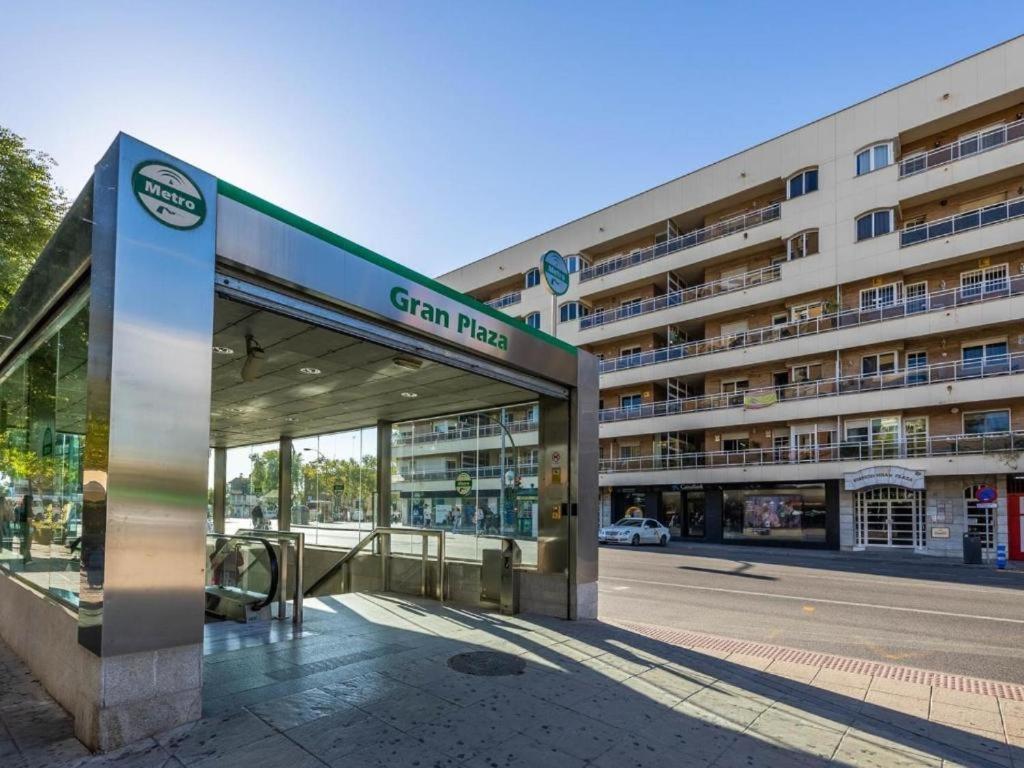 Piso Con Patio Privado Y Parking Nervion Sevilla Ngoại thất bức ảnh